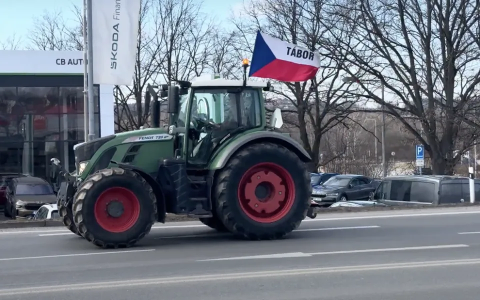 Do protestu zemědělců se zapojili i Jihočeši. V Táboře vyjely čtyři stroje