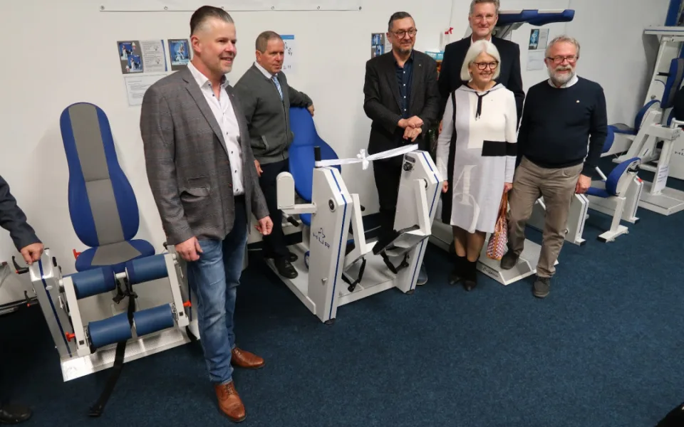 Rotary klub České Budějovice předal 1. Centru zdravotně postižených Jižních Čech cvičební stroj.