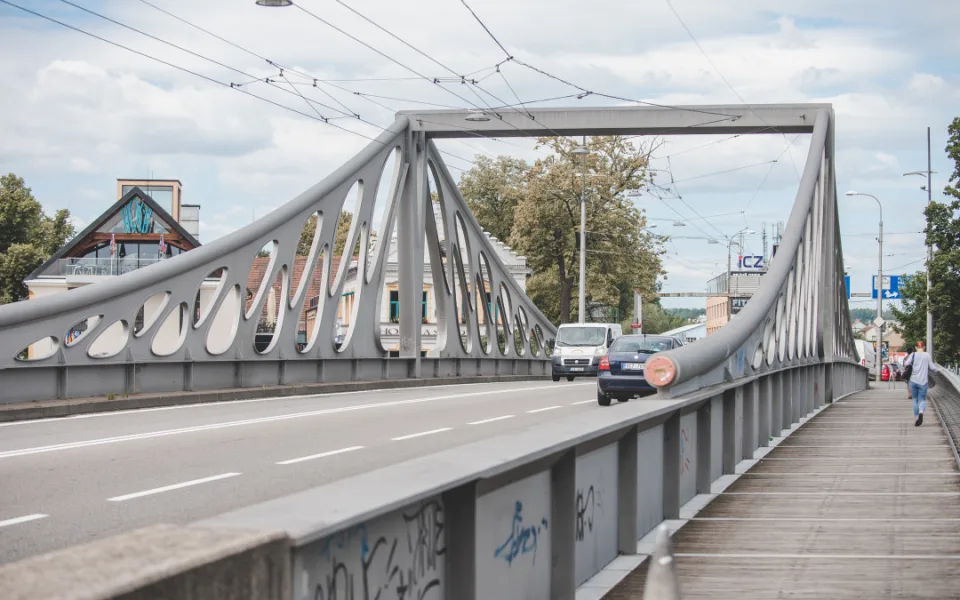 Českobudějovický Dlouhý most čeká výměna dřevěných fošen. Celkem jich je 550