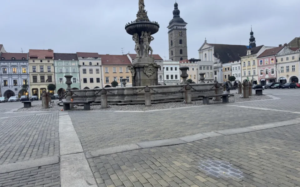 POLITICKÁ KORIDA:Jak vnímáte prohlubně na budějovickém náměstí a jejich možné spojení s adventním kluzištěm?