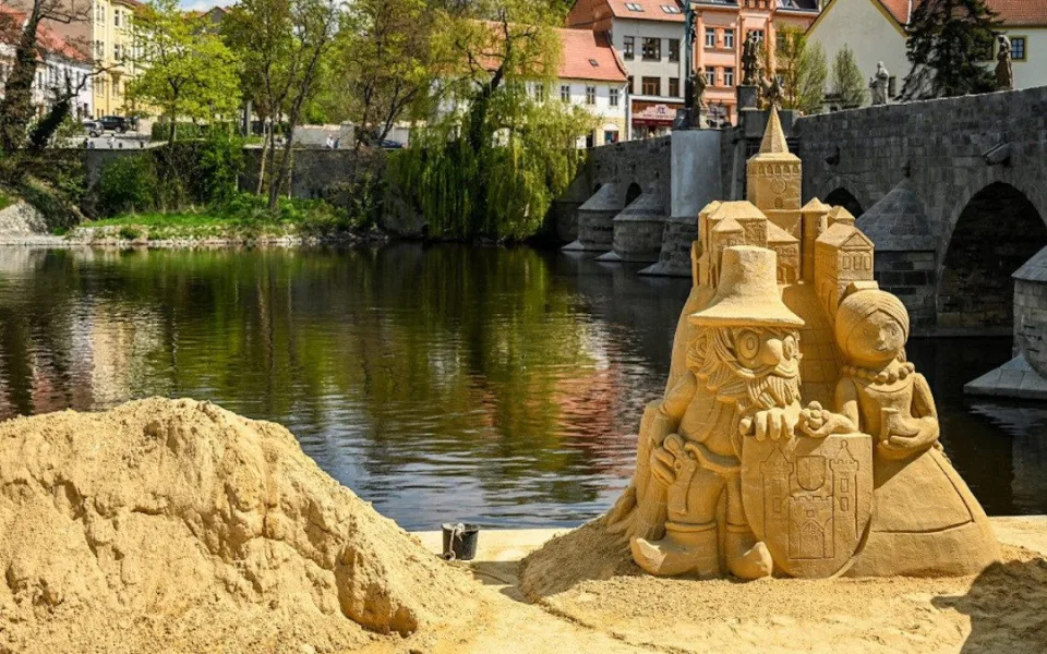 Sochy z písku budou letos inspirovány svobodou a vyrostou na obou březích Otavy