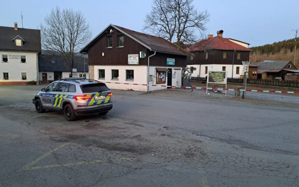 Exploze bankomatu otřásla obcí na Šumavě, policie hledá svědky