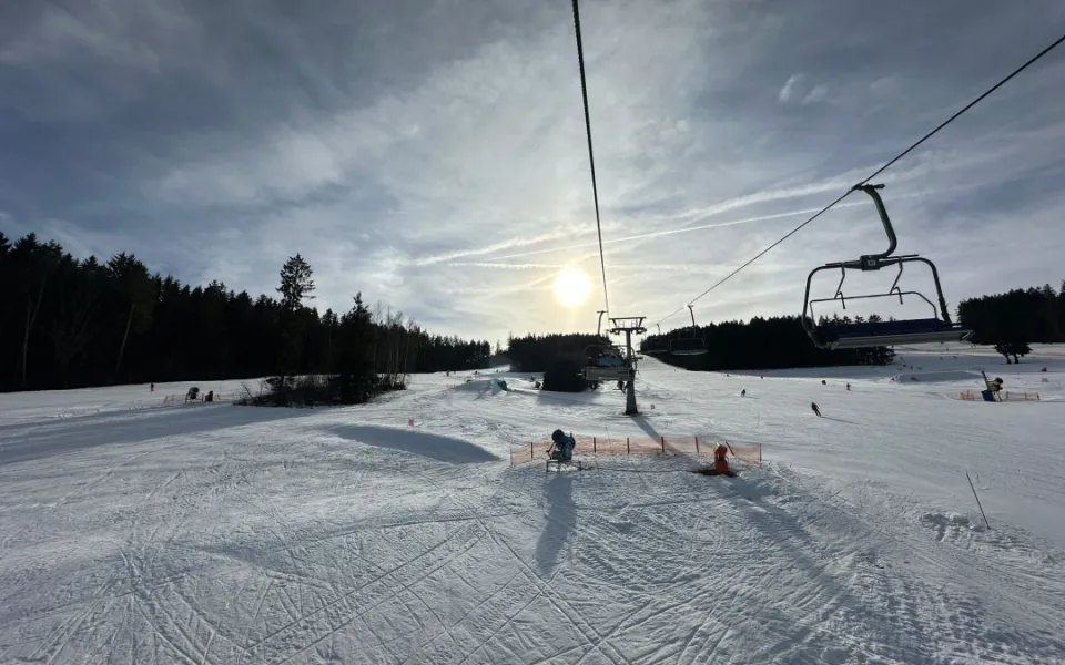 Lipenský skiareál dnes začal půjčovat kola, s lyžováním počítá ještě 14 dní