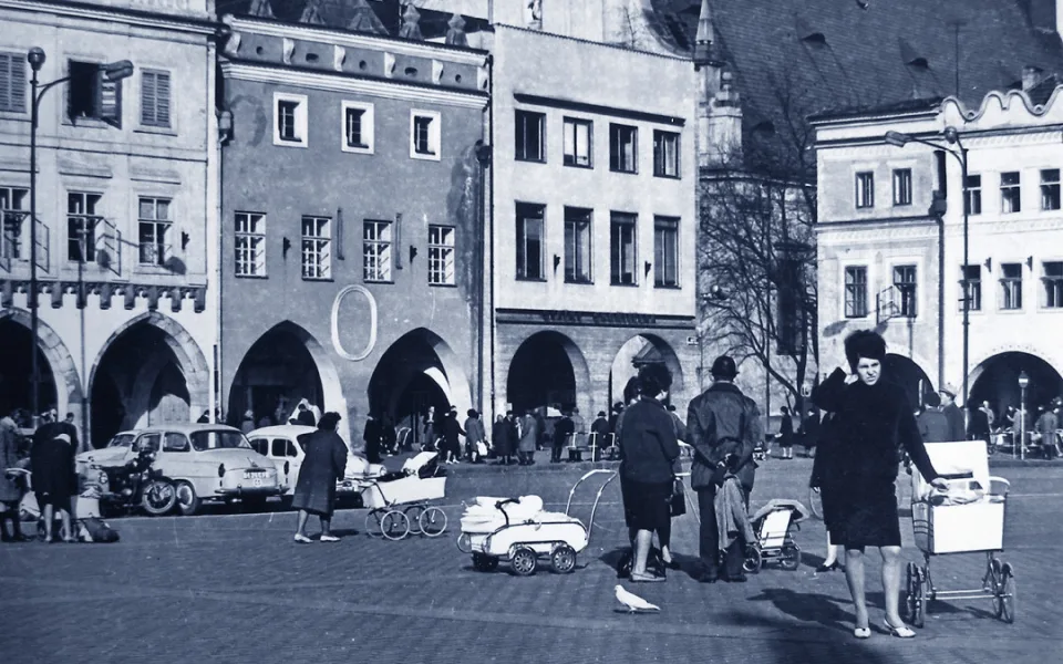 DRBNA HISTORIČKA: V 60. letech bylo náměstí oblíbeným místem pro rodinné procházky s kočárkem