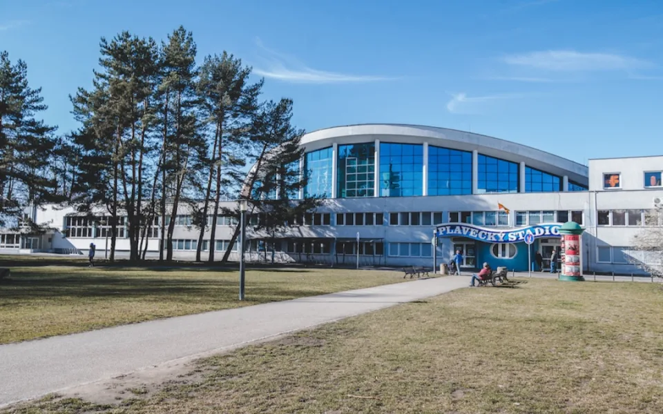 Střecha plaveckého bazénu se v nejbližších letech opravovat nebude. Problém se zatékáním město vyřešilo