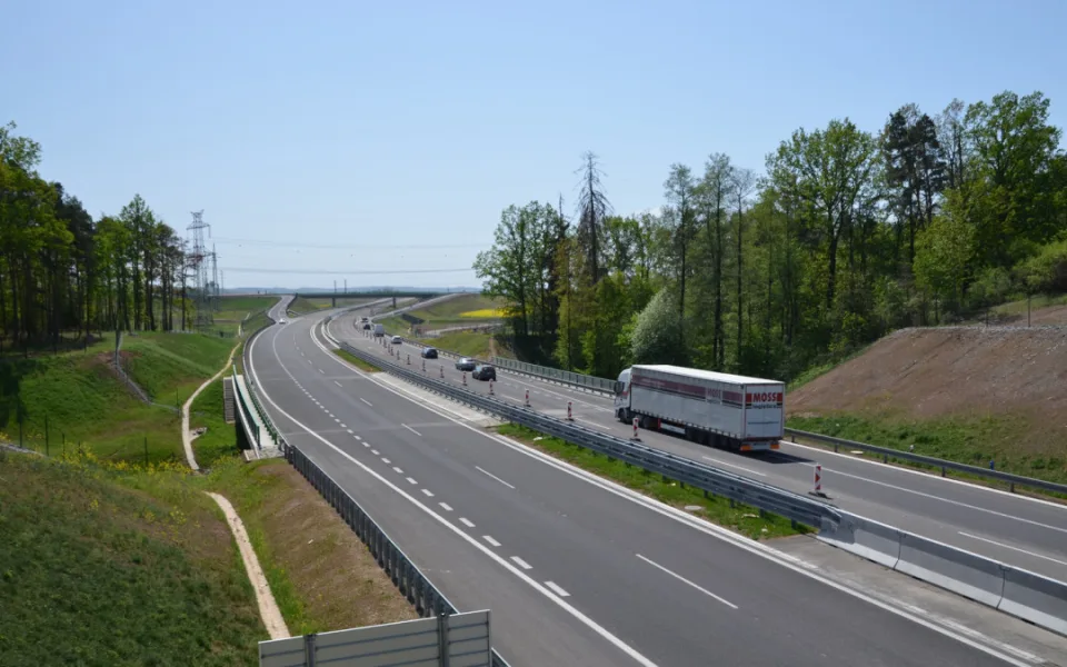 Silničáři na dálnici D3 v pondělí začnou instalovat vysokorychlostní váhy