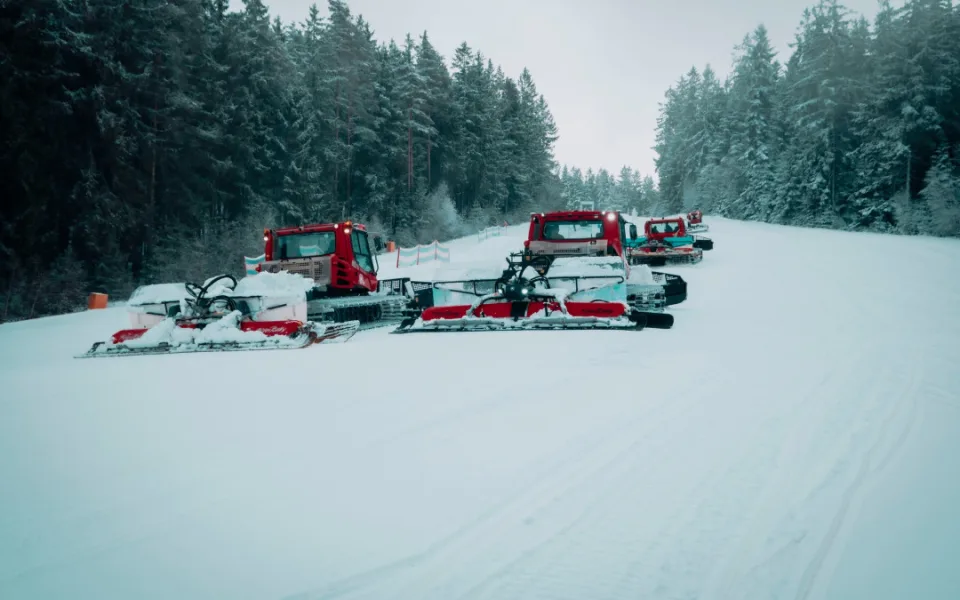 Skiareály Lipno a Zadov plánují provoz i příští týden, menší areály končí sezonu