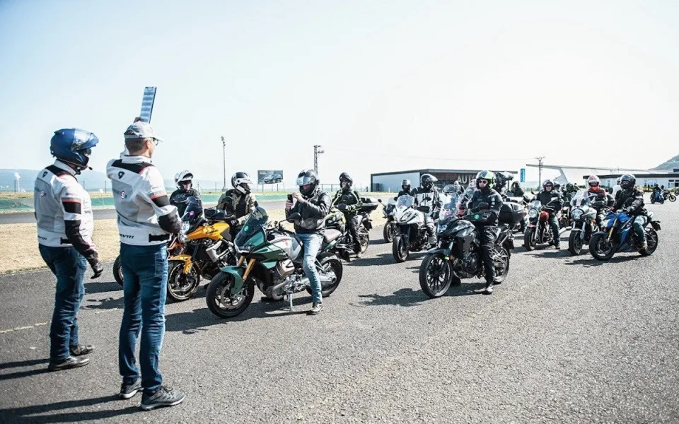 Motorkářských kurzů Učme se přežít je letos skoro šedesát