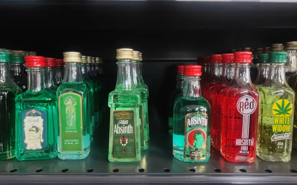 Ne každý absint je pravý. Česko je zaplavené napodobeninami z levných ingrediencí