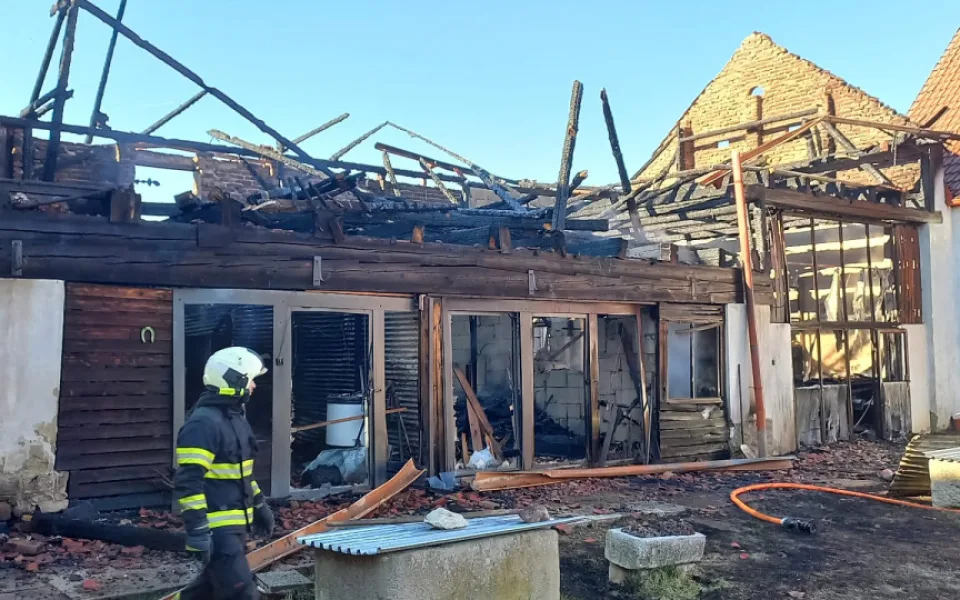 Hasiči likvidovali požár stodoly. Škoda je přes půl milionu korun