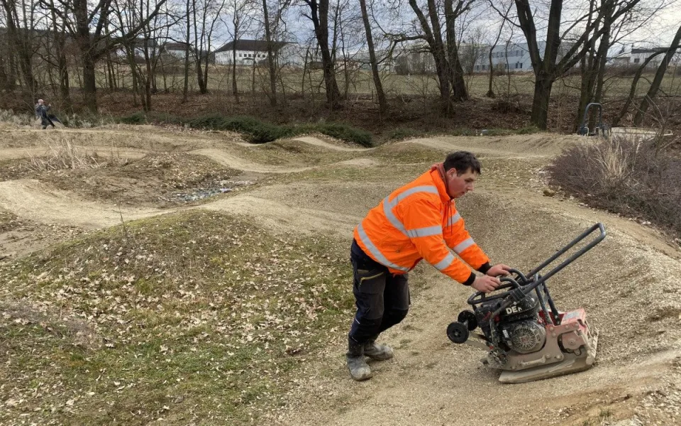 Pumptrack ve Strakonicích je kvůli jarní úpravě dočasně uzavřený, hlídají ho kamery