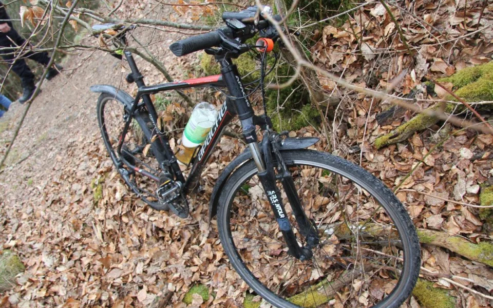 Na cyklostezce pod Babou ležel mrtvý cyklista. Policie hledá svědky