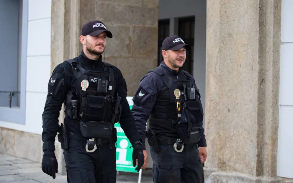 Městská policie v Českých Budějovicích je ve skvělé kondici. Strážníci se chlubí rychlostí i vybavením