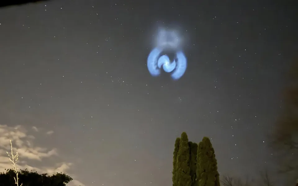 Tajemná spirála na nebi fascinovala. Nešlo o UFO, ale o přebytečné palivo rakety Falcon 9, vypuštěné na Floridě