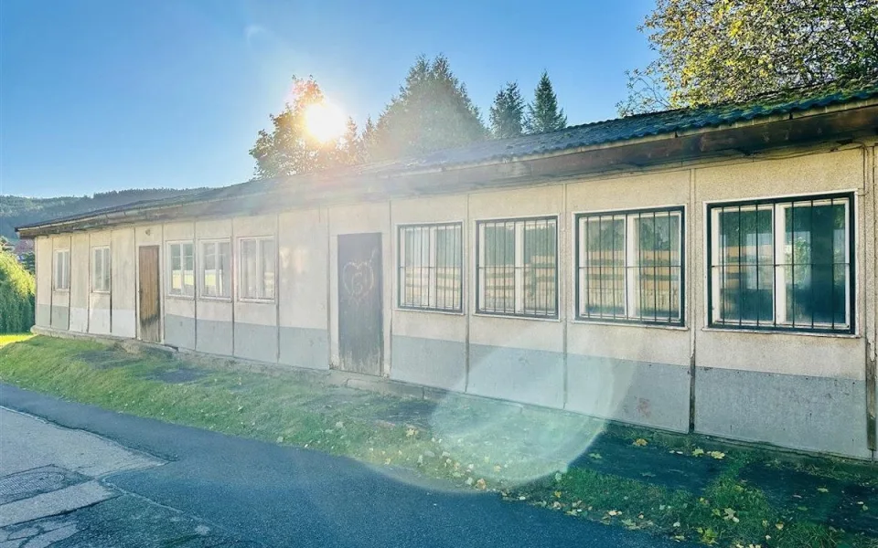 Na místě zchátralého domku v Prachaticích vzniknou provizorní parkovací místa