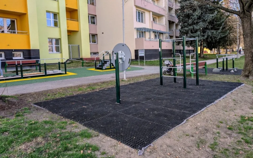 Město otevře lidem další školní hřiště. Připravilo také prostor pro seniory