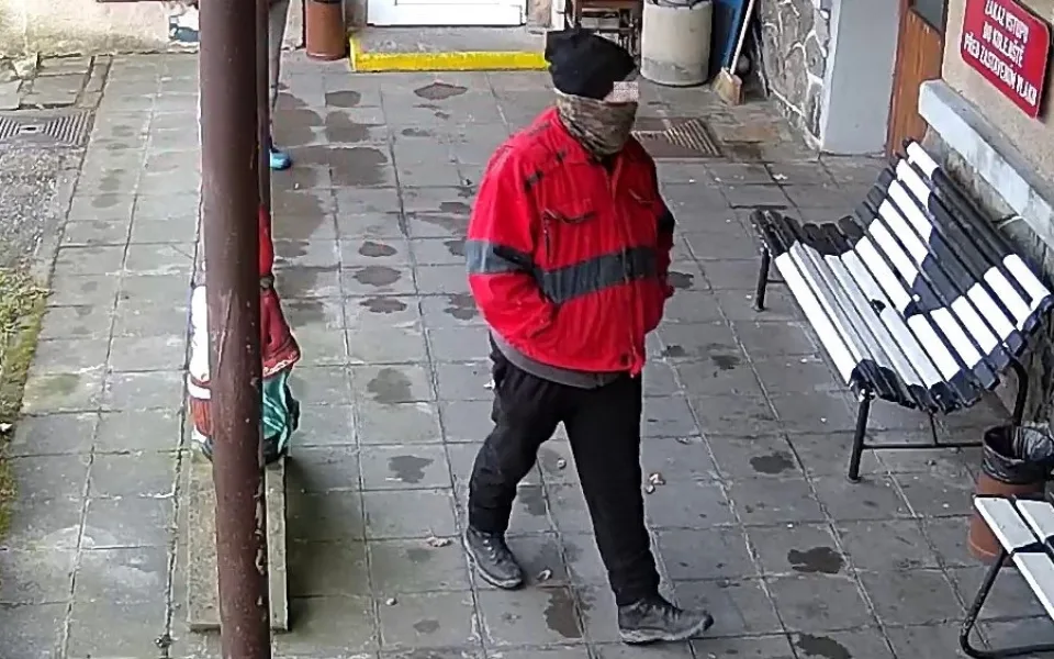 Zloděj se vloupal do nádražní budovy. Policie pátrá po dvojici na fotografiích