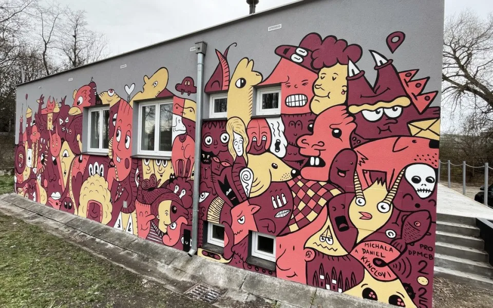 Budějovice zdobí nový streetart, Daniel Kyncl namaloval na měnírnu u Severní zastávky lidi, zvířata i příšery