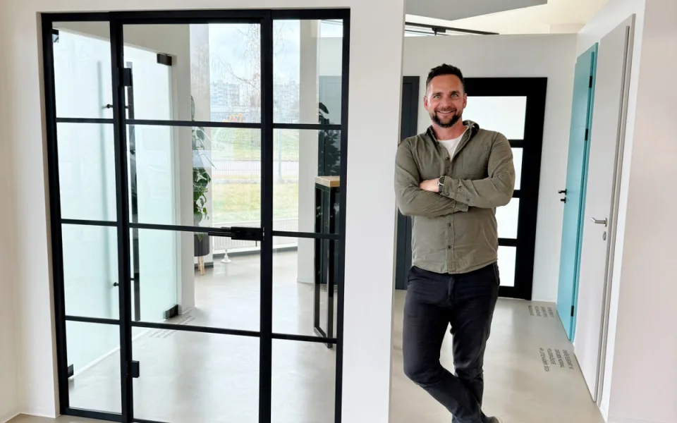 Dnešní zákazníci vyžadují široký výběr produktů, zakázkovou výrobu a špičkový servis, říká majitel showroomu se sklem a dveřmi Sapeli Lukáš Durek