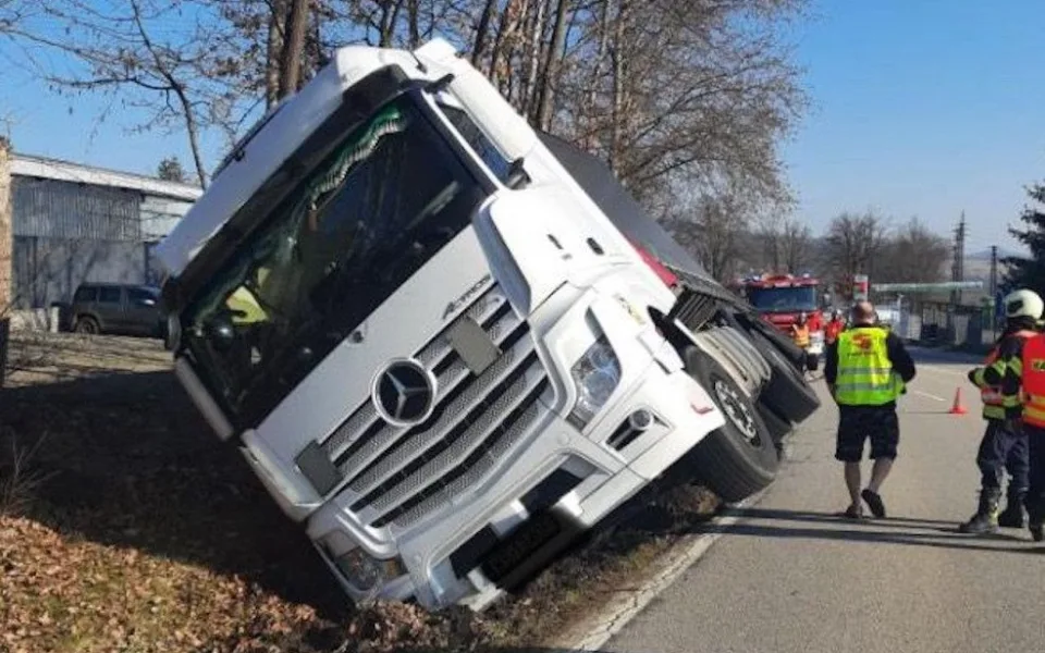 U Prachatic havaroval kamion, překládání nákladu blokuje dopravu