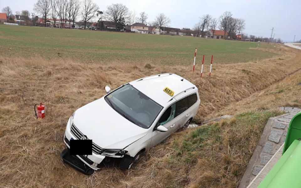Neváhali pomoct člověku v tísni, o uznání zásluh však nestáli. Policie hledá dva zachránce, kteří pomohli zraněnému taxikáři