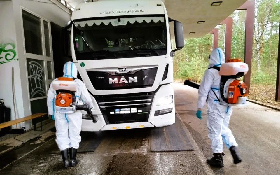 Bezpečnostní kontroly na hranicích pokračují, dezinfekcí prošlo už téměř 150 automobilů
