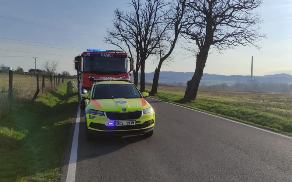 Nedaleko Písku se střetla dodávka s osobákem. Záchranáři ošetřili dvě osoby, na místě zasahoval i vrtulník