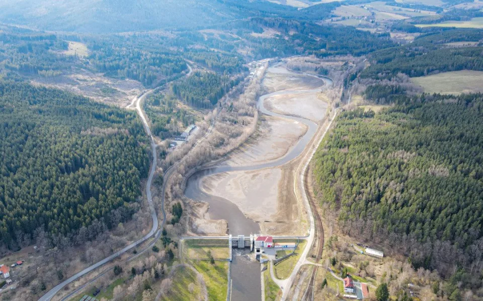 Kvůli výměně česel na Lipně II se Vltava krátce vrátila do původního koryta