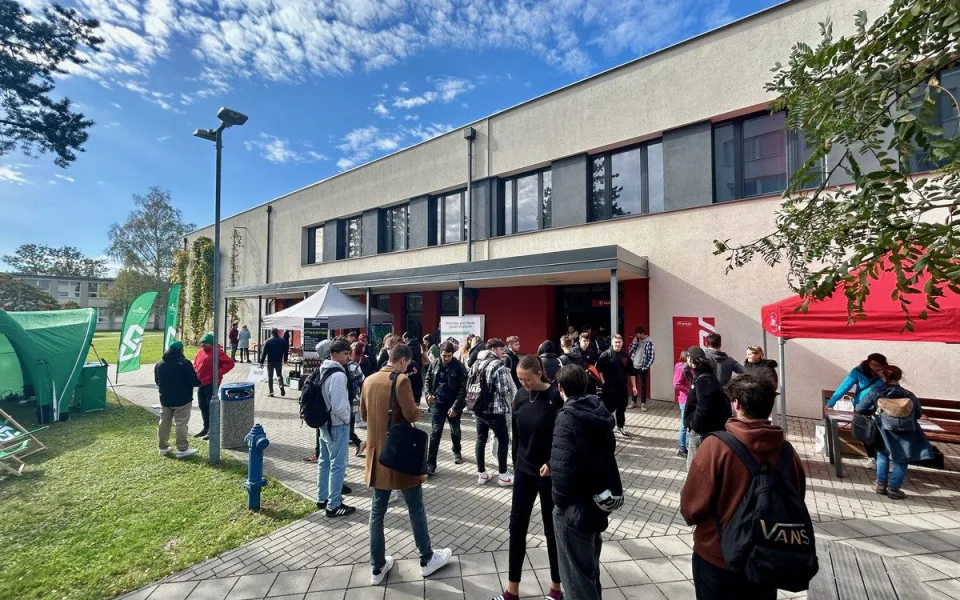 Job Days na VŠTE: Studenti se setkají s firmami a získají praxi už během studia