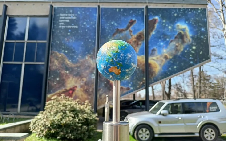 Země je zpátky. Sluneční soustava před budějovickým planetáriem je opět kompletní