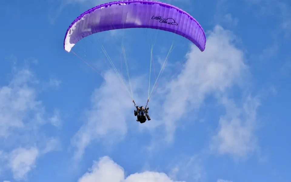 Paraglidista nezvládl start a vážně si poranil hlavu