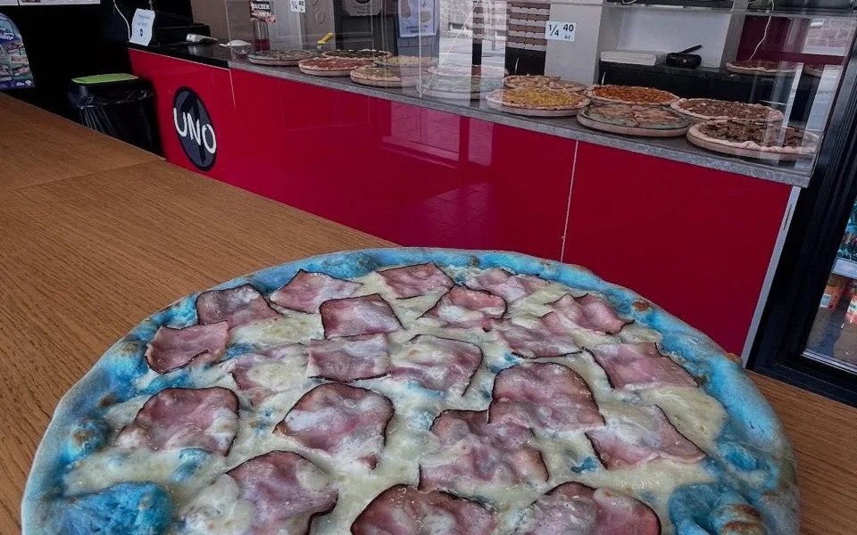 Šmoulí nebo červená. Nabídku v milevské restauraci zpestřily barevné pizzy