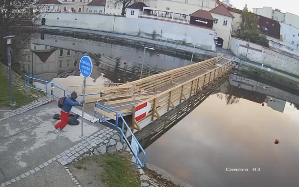 Dopravní značky vyvrátil ze země a hodil do řeky. Vandala ale natáčela městská kamera