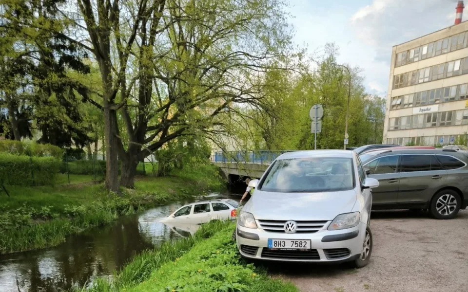 Auto skončilo ve stoce. Vytáhnout ho museli hasiči jeřábem