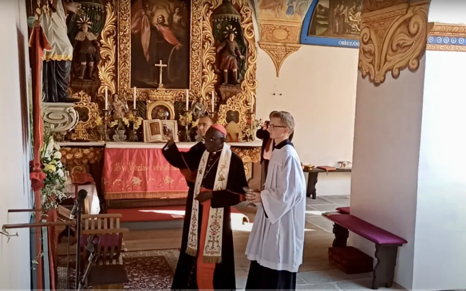 Robert Sarah, horký kandidát na nového papeže, který sloužil mši v Římově