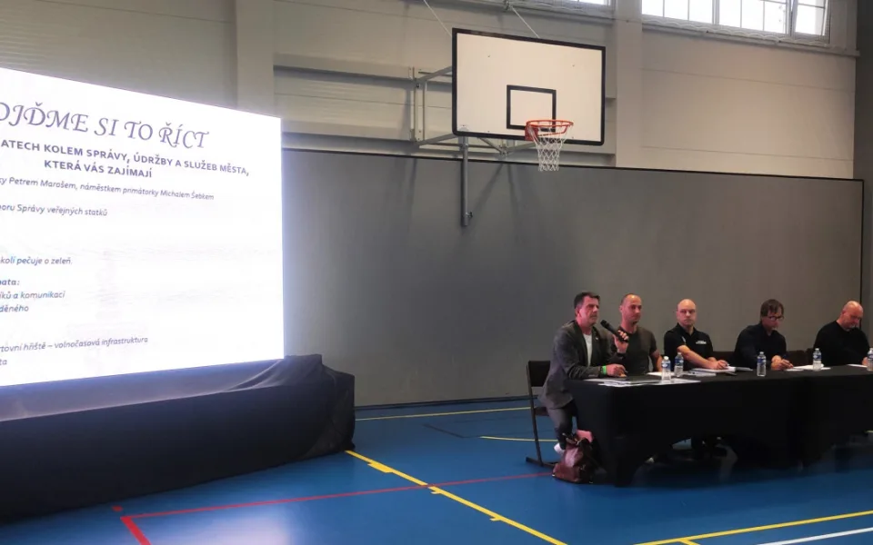 Debata s občany přinesla ostrá slova i přísliby změn