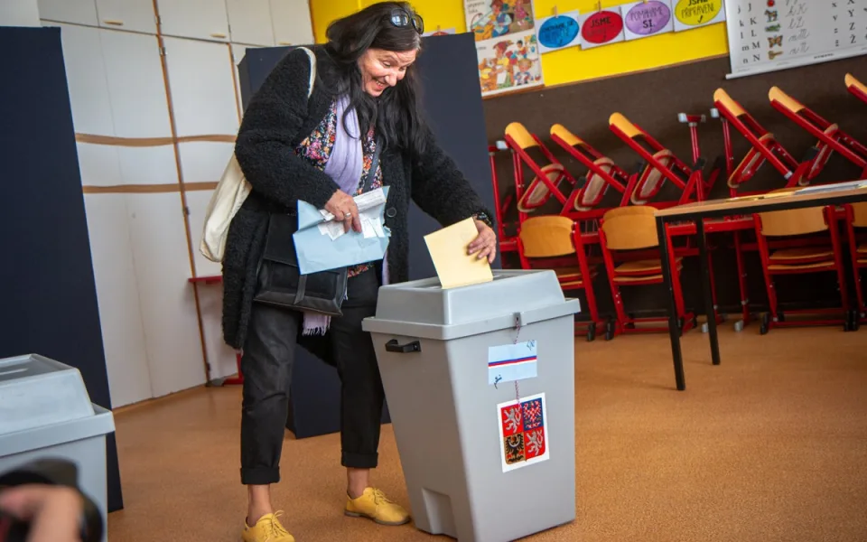 PRŮZKUM: ANO i přes ztrátu stále vede. Do Sněmovny by prošlo sedm subjektů