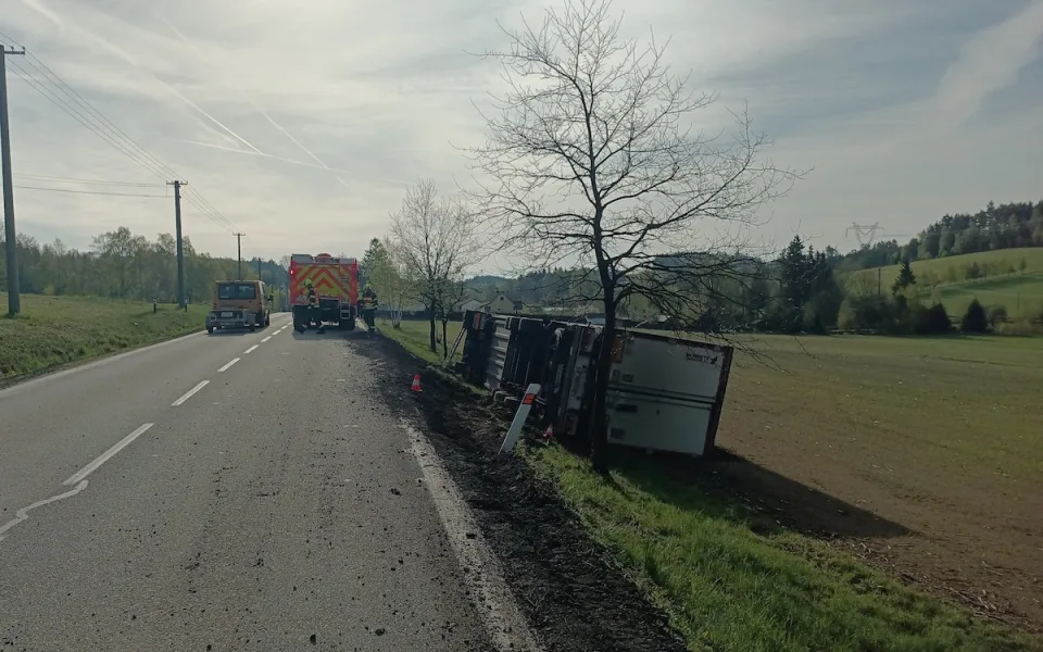 Dopravní nehoda u Kunžaku. Řidič kamionu utrpěl vážná zranění