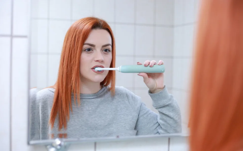 Jak na zdravé zuby bez kazů? Pravidelné čištění a kontroly u zubaře, ženy musí být kvůli hormonům důkladnější