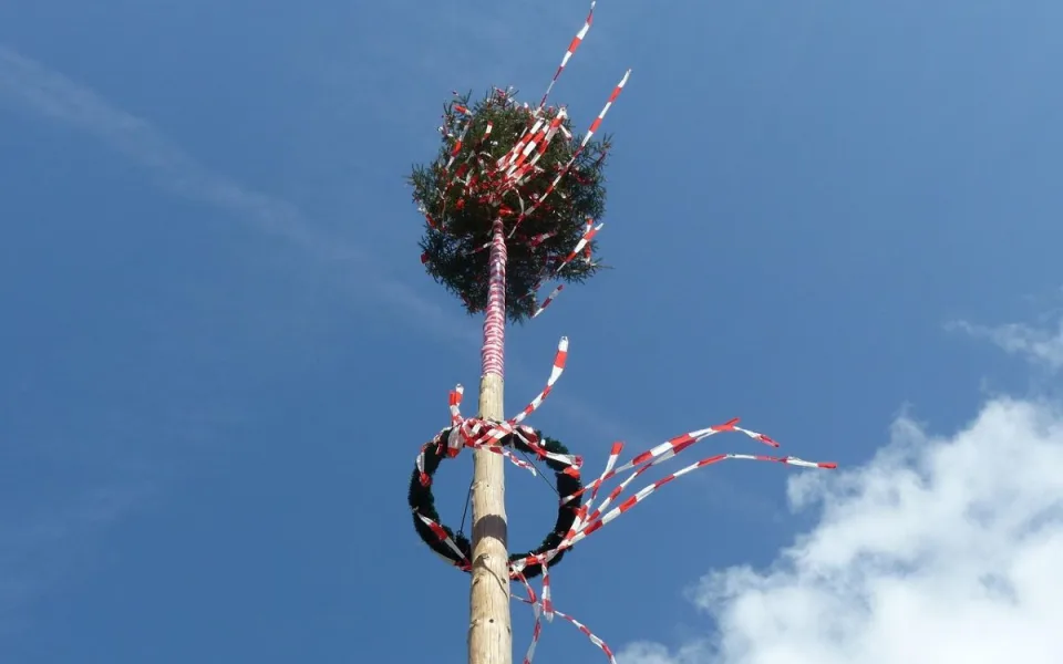 Proč muži hlídají májku a ženy zdobí věnce? Dubnový zvyk má magickou symboliku