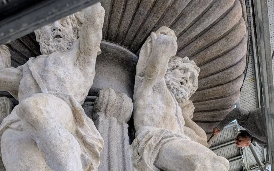 Rekonstrukce Samsonovy kašny je hotová. Lešení zmizí za dva dny