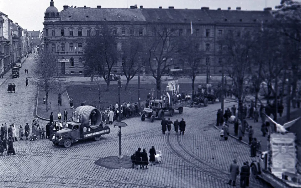 DRBNA HISTORIČKA: Májového průvodu se v roce 1957 zúčastnilo přes 66 tisíc lidí