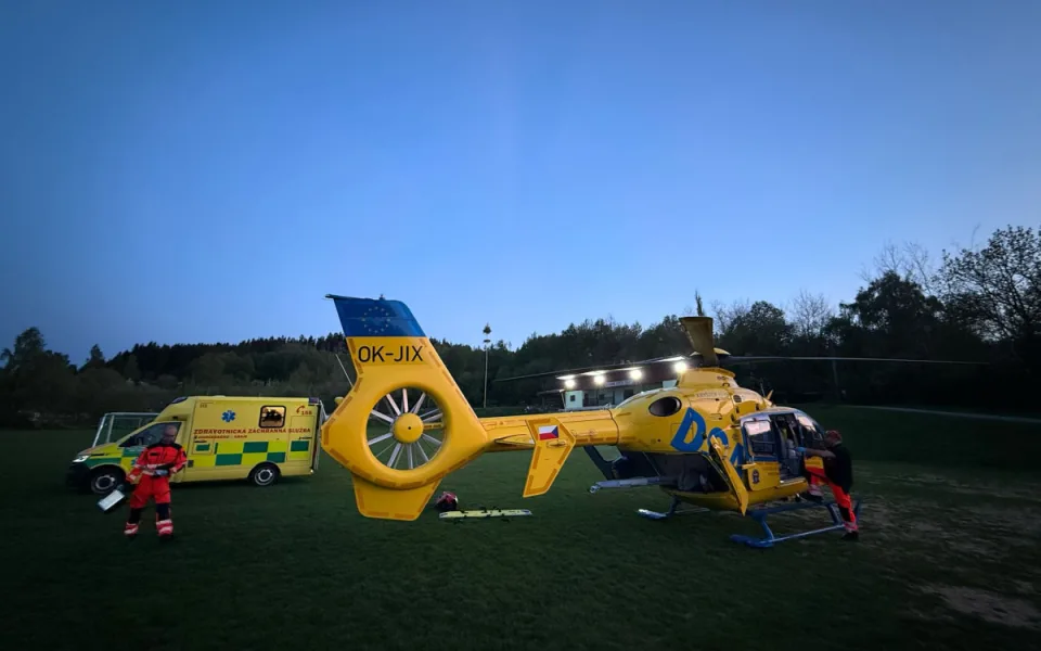 Záchranu seniora zkomplikoval špatný terén, pilot vrtulníku využil speciální manévr