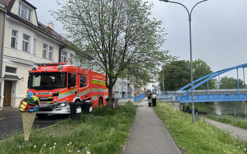 Mastná skvrna a mrtvé ryby. Hasiči monitorují podezřelé znečištění Malše