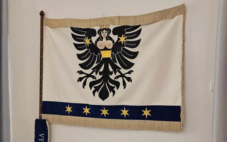 Heraldické znaky odrážejí historii a identitu obcí. Co prozrazují symboly jako harpyje, lev nebo vážka?