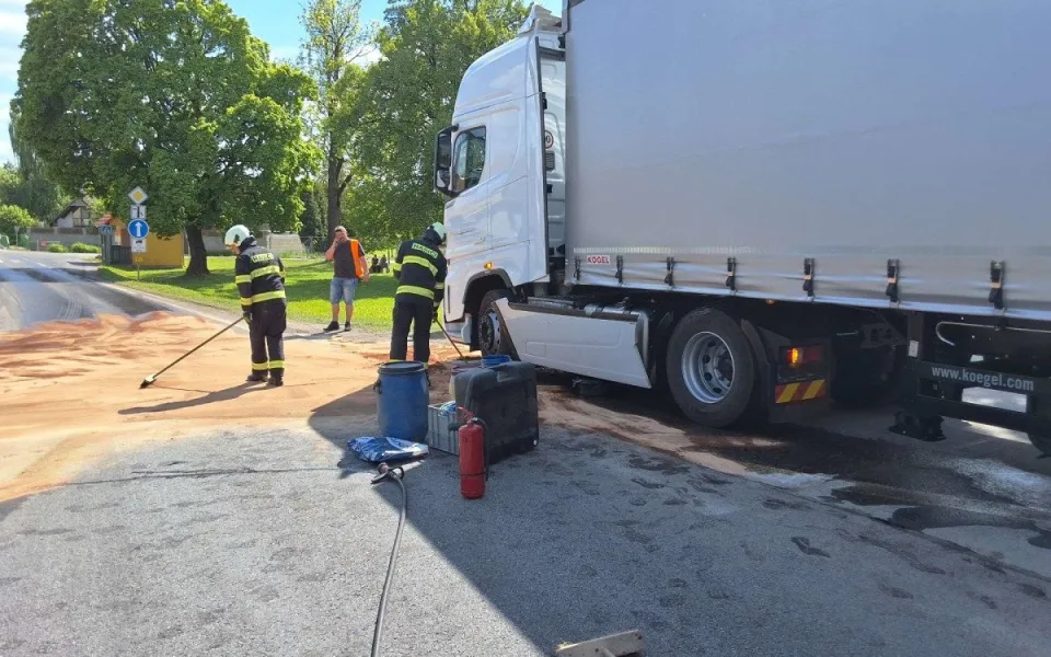 V Přísečné vyteklo na ulici 1000 litrů nafty, dostala se i do kanalizace