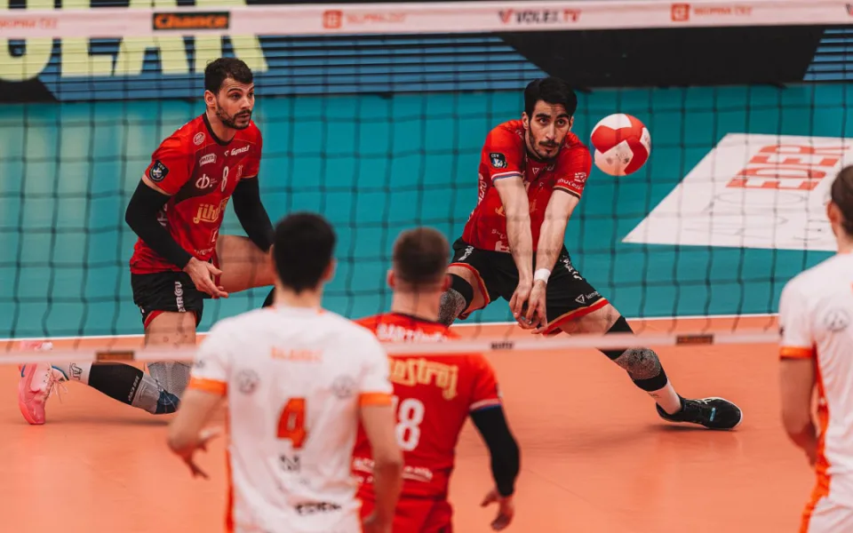 Z Jihostroje odcházejí smečaři Rodrigues a Nikpoor. Odchovanci pokračují