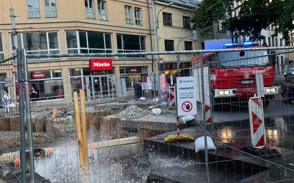 Ve stavebním výkopu prasklo potrubí. Tryskající voda vytopila ulici Na Sadech