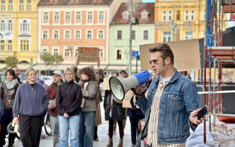 Aktivisté osvobodili primátorku ze skříně, aby upozornili na špatný stav kultury