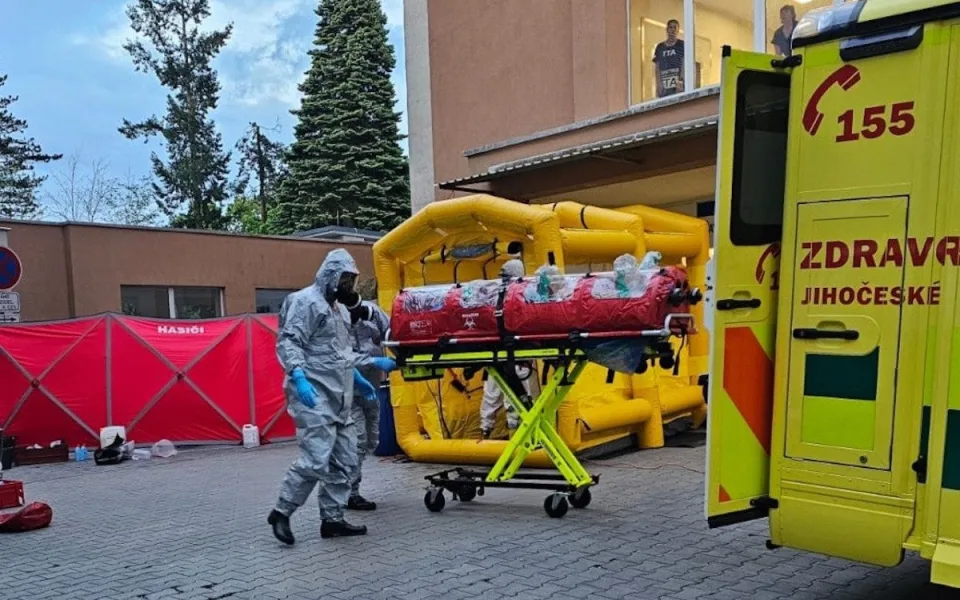 Muž, kterému diagnostikovali vysoce nebezpečnou nemoc, je stabilizovaný. Hygienici již vypátrali všechny, které mohl nakazit